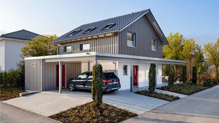 Seitliche Vorderansicht des Hauses mit Carport.